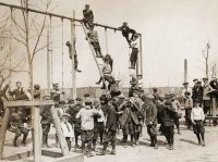 Не верю, нет пары болтающихся под перекладиной негров.