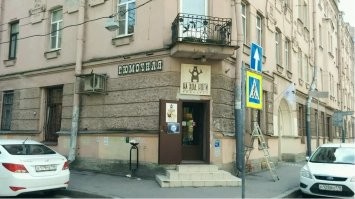 Живу на Петроградке, годами езжу мимо рюмочной, и каждый раз себе говорю: надо оставить машину и зайти.  Пока не судьба