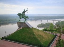 То, что действительно нужно посмотреть в Уфе - памятник Салавату Юлаеву.  И место красивое и памятник потрясающий.