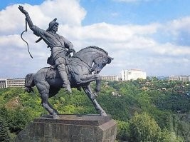 То, что действительно нужно посмотреть в Уфе - памятник Салавату Юлаеву.  И место красивое и памятник потрясающий.