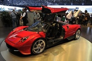 Huayra круче. По названию, во всяком случае))))).