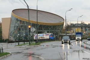 недалеко от слона)