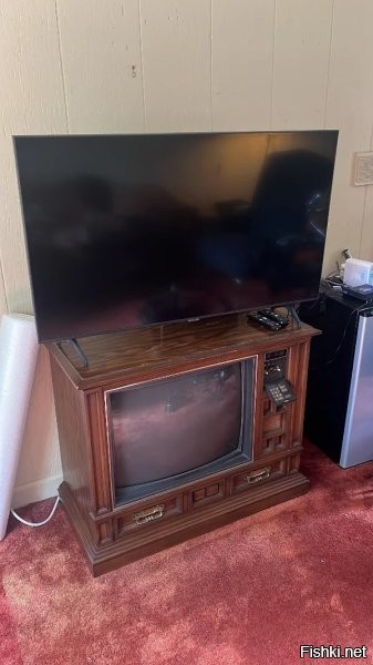 Старый телевизор бабульки стОит дороже нового.