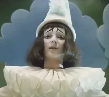 Одна знакомая дурочка сходила на татуаж бровей. Теперь с ней очень весело. Стоит только посмотреть на нее и смех не сдержать... )) Потому что выглядеть она стала примерно так: