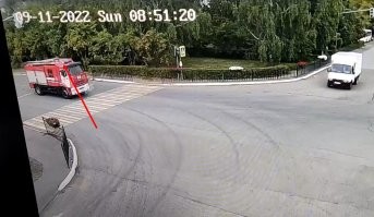 покадрово посмотри, прекрасно видно что люстра включена с самого первого появления в кадре