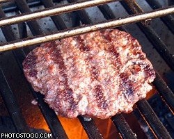 Японцы научились делать мясо из экскрементов
Радикальный способ производства пищи предложили японские ученые   они синтезировали мясо из человеческих отходов. Так называемые шитбургеры по вкусу действительно напоминают мясо, утверждают добровольцы, решившиеся попробовать эту еду. Об этом сообщают американские СМИ.

Изобретателем шитбургеров стал доктор Мицуюки Икеда, сотрудник лаборатории из префектуры Окаяма на острове Хонсю. К нему обратились представители компании, обслуживающей канализацию в Токио, попросив найти полезное применение огромным массам нечистот, скапливающихся в недрах японской столицы.

Ученый исследовал ил, скапливающийся в канализации, и обнаружил в нем большое количество бактерий, перерабатывающих человеческие отходы в протеины. Мицуюки Икеда выделил белки, добавил к ним усилитель реакции и получил искусственное мясо.

В шитбургере содержится 63% белков, 25% углеводов, незначительное количество жиров и минералов. В мясо из канализации также добавили краситель и усилитель вкуса.

Такое искусственное мясо способно решить проблему нехватки пищевых ресурсов на планете, к тому же люди, попробовавшие шитбургеры, нашли их довольно вкусными и похожими на настоящее мясо. Вдобавок в искусственном мясе содержится меньше калорий, чем в обычных гамбургерах. Однако опросы показывают, что люди в массе своей пока не готовы перейти на такое питание.

Подробнее на РБК: