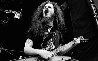 Застрелен прямо на сцене, во время концерта, одним из фанатиков.