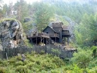 Декорации для сериала "Пока цветет папоротник". Местные жители разобрали на дрова спустя год после окончания съёмок.