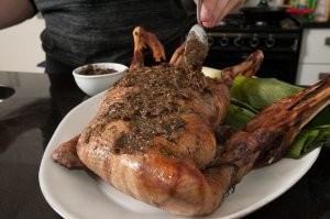 Агенты сообщают:

"Надеюсь, что вам никогда не придется есть мясо фламинго, так как они занесены в "Красную книгу".

А если почитать историю, то мясо фламинго употребляли раньше в пищу в Индии, Китае, Азербайджане, Казахстане, Египте, в Америке, в Испании и Италии.

По вкусу, мясо фламинго конечно нельзя сравнивать с мясом курицы или фазана, но оно то же вполне съедобно и отдаленно напоминает мясо диких уток.

В настоящее время мясо фламинго употребляют в пищу только в Африке и на Щриланке. А в Египте и в некоторых французских ресторанах, мясо фламинго можно заказать и в наше с вами время." (с)