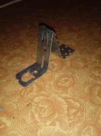 Подставка для телефона из крепежного директора. Ещё в туалете есть прикрученная к двери.