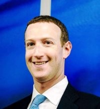 Фигня. У американцев давно есть такой робот. Он не только умеет улыбаться, он даже сумел сттаь богатейшим человеком США.