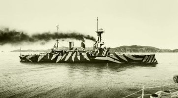 Хороший, грамотный пост.
Добавлю пару картинок - крейсер в камуфляже и открытка с портретом Георгиоса Аверофа.