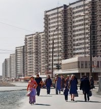 "Home, sweet home" - мой дом последний на этом фото, Ленинский, 156. Дома только построены, мы летом 1978 года и въехали. Вообще, тут несколько фото с моего бывшего района, кусочек моей школы засветился на фото "Польской моды".