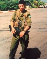 Неа,Австралия для них это так же как и Россия для них.
Вот где он в армии служил и чью форму носил то та страна ему и Родина