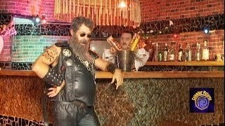 Нафиг вино в бокалах, ведро с водкой лучше...