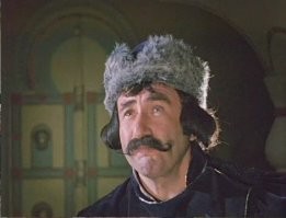 А чего это Леонида Каневского не упомянули? Того самого ведущего из "Следствие вели" у которого совсем другая история?
 А у него в том фильме тоже роль была - десятник миллионский. Он там в самый  умный так как до тринадцати считать умеет:)
- У меня приказ: должон съесть - и всё тут.
- А кого съесть-то? 
- Кого надо - того и съесть!