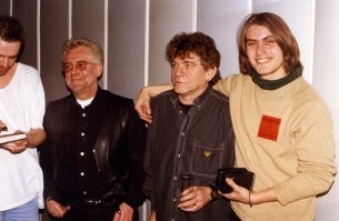Монстры рока, 1998.
Кто автор мне не известно...

Итак, обещанная история про ночной концерт группы Nazareth в Доме культуры поселка Кедровский.

В марте 1998 года я учился на журналиста в Кемеровском университете и работал в кузбасском отделении «Московского комсомольца».
Вдруг к нам приехала с концертом легендарная группа Nazareth.
Это сейчас динозаврами рока никого не удивишь, а тогда ажитация у населения была очень высокая. Раскупили дворец спорта (около 4000 мест), настаёт заветный день, в городе радостное движение с утра. Естественно, я аккредитовался на концерт.
За пару часов до выступления внезапно выясняется, что Дворец спорта пускать музыкантов и народ отказывается – не проплачена аренда.
Что тут началось, можно себе представить . Когда несколько тысяч суровых сибирских любителей рок-музыки понимают, что их хрустальную мечту юности только что обломали – сама собой возникает предреволюционная ситуация.
Виноват во всем был Митя Авданин, местный околомузыкальный деятель. Незадолго до описываемых событий он удачно привез в шахтерскую столицу «Uriah Heep» и вообразил, что он прирожденный промоутер. Однако, как выяснилось, его идеи срабатывали через раз – как гранаты у Данилы Багрова.

К чести Мити сказать – извернулся он ужом. Аккурат к предполагаемому началу концерта (7 часов вечера) пронесся слух – оный переносится в ДК пос. Кедровский!
Поселок, построенный при одноименном угольном разрезе, располагается в 30 километрах от Кемерово, ходил туда в те времена 1 рейсовый Икарус в час, а народ там жил… ну, как сказать… Маленький поселок шахтеров, затерянный в полях, а вокруг – девяностые. Представили?

И вот в этот идиллический уголок десантируется отряд «рокеров» числом под тысячу, приезжают музыканты, техники. Все начинают готовиться на свой лад – кто аппаратуру монтирует, кто ларьки опустошает.
Зал ДК вмещал человек 200-300. Набилось - яблоко не проскочит, мыши негде упасть. Я, как журналист, сижу блатным, в центре первого ряда. С умным видом открыл блокнотик, занес ручку. Музыканты выходят на сцену, басист Пит Эгню трогает четвертую струну…

И мою ручку пригибает к листу. Я понимаю, что на эту небольшую сцену тупо поставили все колонки, которые предназначались для Дворца спорта. Лопни мои уши!
Бухие шахтеры-фанаты, скача друг у друга по головам, слэмятся под «We are animals». Второй час ночи. Поселок Кедровка, зима, метель. Собственно, это был самый безумный концерт, на котором я бывал.
Отыграли. Но у нас же запланирована пресс-конференция! Ждем. Не надеемся – три ночи на часах, все сроки сорваны. Однако – выходят. Профессионалы! Только задаем первый вопрос – во всем ДК гаснет свет, наступает кромешная тьма.
Выясняется, что вахтер, не привыкший к такому режиму работы, обнес всех рокеров по матушке, отключил рубильник и ушел домой спать.

Тут солист Дэн Маккаферти говорит – пошли, мол, в комнату, где мы переодевались – ТАМ С УЛИЦЫ ФОНАРЬ СВЕТИТ! Идем, садимся на диван, Дэн запускает под него руку, вытягивает ящик пива, мы открываем по баночке и продолжаем беседу.
Я спрашиваю – а когда вы будете спать?
Когда-нибудь – отвечают. У нас через 3 часа самолет из Новосибирска.
Мы: а что же вы с нами время теряете?!
Они: но вы же ждали, это ваша работа…

Это не конец приключений. Проводили ребят, выходим из здания и понимаем, что попали. 4 утра, Кедровка, машин нет, такси нет, стопом не уехать – до федеральной трассы 12 километров. И вдруг – аллилуйя – к нам подъезжает и резко тормозит микроавтобус с транзитными владивостокскими номерами. Водила спрашивает: «Чуваки, где дорога на Запад? Я что-то заблудился». «Да не вопрос, - отвечаем – мы тебе ЩАС ПОКАЖЕМ!»

Здесь надо уточнить, что «мы». Это я, мой фотокорр Андрюха Рудаков (тот самый, который сейчас в «Newsweek») и двое коллег из газеты «С тобой». Газета «С тобой» была особенной. Штат там подбирался по определенному признаку. Проще говоря, большинство там были гомики. Не исключая и этих двух, которые снимали отличную большую хату на самой модной в городе улице Весенняя вместе с еще одной девушкой-лесби.
Мы же с Андрюхой, как честные негламурные гетеросексуалы и студенты, обитали в общаге, которая, как известно, в 23-00 закрывается и до утра не открывается ни под каким видом. Куда податься в мороз? И конечно, добрые коллеги пригласили нас к себе.
Сидим, пьем чай и не чай, отогреваемся. В разговоре повисают многозначительные паузы, и в какой-то момент я понимаю, что уже пора выбирать, с кем спать – просто так не отвертишься!

Выбор я сделал единственно верный, запершись в самой большой комнате со своим фотокорром.
После такой ночи очень хотелось спать, но как бы не так! Приютившие нас геи, как и многие их собратья, очень любили животных. В комнате, где мы забаррикадировались, жил попугай и две черепашки. Поскольку был март, у зверюшек был в разгаре брачный сезон. Черепах-мальчик дождался, когда мы уляжемся и попытаемся заснуть, накантовался на подругу и начал состредоточенно и очень медленно ее дрючить, скрипя панцирем о панцирь. Железом по стеклу – это «Лунная соната» по сравнению с этими звуками.
Попугаю повезло меньше. Он был какой-то очень экзотической породы, и найти ему пару во глубине сибирских руд было решительно невозможно. Бедный пацан очень переживал и про этому поводу с интервалом в 5 секунд кричал: «ААААААААААА!!!!!», сворачивая голову набок и тряся красным хохолком.
Положительно, в этом жилище все было пропитано мыслями о сексе!
Пришлось вставать, не заснув, и топать в Универ. Зато в этот день я посетил первую пару, что случалось крайне редко.