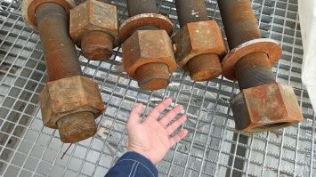 По-моему это вообще макет из папье-маше. Такие здоровенные не нужны; невыгодно, сложно и еще вагон причин.
А вот с работы шпильки с гайками - в руке такая не поместится))