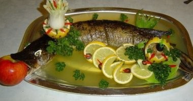 Про звездный час желатина.
Сейчас уже не часто встречается, а вот лет 20-ть назад на каждой свадьбе или торжестве - щука фаршированная заливная на блюде.
делать её муторно, да и не особо она вкусная получалась.