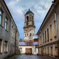 Часовая башня в Выборге. На неё карабкается Владимир Крестовский с завязанными глазами.