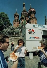 В 1990 амеры активно взялись за приобщение советских людей к западным ценностям. Первая пицца и первый Макдональдс…