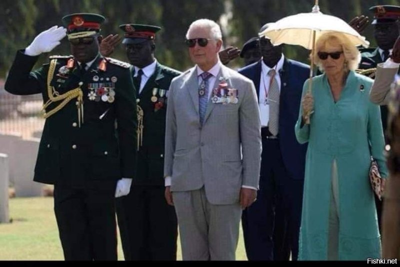 ...фотография монарха в сером криво застёгнутом костюме, а под снимком написал: «Первый день без мамы, посмотрите на его костюм».

Вообще-то тогда ещё принц Чарльз с неровно застёгнутым пиджаком монархом не был и попал на фото 4 года назад в Нигерии.
Nov 10, 2018  Prince Charles Buttons His Jacket the wrong way (pics) by ngadaAwo: 7:34pm On Nov 09