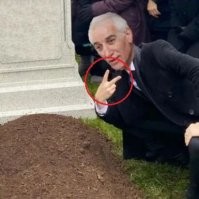 Вроде таким жестом в англии на х_й посылают?