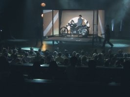 В Вегасе он впахивает как проклятый по 2-3 концерта в день в "MGM Grand Hotel and Casino", в низкосортном шоу(судя по отзывам). Так что с деньгами у него скорее всего не очень.