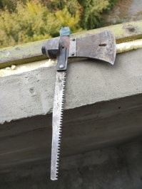 А что не так на этой картинке? Не понял. У меня такой же топорик живет в машине. На фото основной ручки не хватает. Довольно функциональная штука.Там еще лопатка есть.