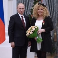 Э неет. Её надо всячески восхвалять, Героя России выписать, фоточки с Путиным в обнимку и пару фейков, где она поддерживает СВО. А наши западные друзья сами всё сделают, лишив её недвижимости и прочего за рубежом. 
А иноагент ей похеру - вот и выепывается.