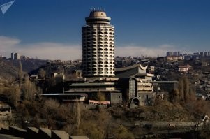 Дом молодёжи (Ереван)
Дом молодёжи города Еревана, в народе   Кукуруз, Крцац Кукуруз (Կրծած Կուկուրուզ)[1]   ныне несуществующий многоэтажный архитектурный комплекс в городе Ереван.
История
Сооружён архитекторами Г. Г. Погосяном, А. А. Тарханяном, С. Е. Хачикяном, М. А. Закаряном и конструкторами Г. Г. Геворкяном, Г. И. Цатуряном, С. М. Багдасаряном[2] на небольшом холме на склоне Канакерского плато около Парка Победы, удостоено премии ЦК ВЛКСМ в области архитектуры в 1981 году. Здание было разобрано в 2006 году.

В состав комплекса входила система террас и 14-этажная гостиница на 500 мест, киноконцертный зал на 1200 мест, на последнем этаже располагалось кафе с вращающимся полом на 100 мест. На первой террасе находился крытый бассейн, административные помещения, творческие мастерские, лаборатории фото- и кинолюбителей. На второй террасе размещались зал бракосочетаний, банкетные залы, дискотека, ресторан, кафе. На третьей террасе   вестибюль гостиницы и бюро по обслуживанию туристов[3]. Сложная форма балконов придавало зданию сходство с початком кукурузы и при этом создавала эффект большей изолированности для каждого отдельного номера[4].

Основу здания составляли сборные железобетонные конструкции. Нижний уровень комплекса был обшит темным природным базальтом, подчеркивающим связь с природным окружением. Высокий объём гостиницы был выполнен в светлом бетоне[4]. Гостиница представляла собой 14-этажный цилиндр диаметром 10 метров. В интерьерах использованы мрамор, фельзитовый туф, разноцветные природные камни[3].

В 2006 году здание было снесено[5][6], как заявил главный инженер Еревана Самвел Даниелян, причиной тому стало плачевное техническое состояние сооружения, в связи с которым оно не могло выполнять функции современной гостиницы[7].

К 2010 году на месте Дома молодёжи планировалось построить 225-местный отель, строительством занимается компания IHG. Предварительная расчётная стоимость проекта составляет 50-70 млн долларов[5].

В настоящее время территория комплекса превратилась в огромный карьер.