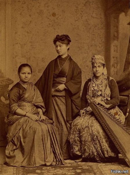 Фотография сделана в 1885 году. Анандибай Джоши (слева) из Индии, Кей Оками (в центре) из Японии и Сабат М. Исламбули (справа) из Османской империи, Сирия, студентки Женского медицинского колледжа Пенсильвании. Все трое были первыми женщинами из своих стран, получившими степень по медицине в западном университете.



<<< Исторические фото, которые изменят ваш взгляд на прошлое >>>

<<< Дайана Росс доедает ребрышки >>>

Вот если бы это были ребрышки автора...