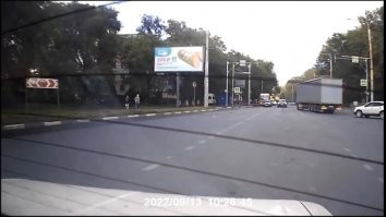 По этому кадру с заднего регистратора видно, что траектория жигуля была такой как на картинке синяя линия. Опель двигался по салатовому пунктиру. ДТП создал Жигуль ударив Опель в заднюю часть. 
ИМХО Это была подстава. Водитель Опеля лошок, я бы доказал вину жигуля.
