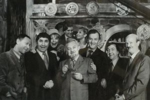 Спасибо за пост. Хороший был артист. Почему то лично мне запомнился по «Кабачку» больше всего. Такое впечатление, что весь «Союз» стремился посмотреть эту передачу юмора и услышать что-нибудь из другой музыки…
  
«Закрыт, закрыт Кабачок, но мы верим, что наше веселье 
Вы взяли с собой.
Для вас, для вас мы шутили, смеялись и пели 
С открытой, с открытой душой.

Всем на прощанье желаем удачи!
Жить без улыбок на свете нельзя!
До свиданья друзья, до свиданья друзья!»
…