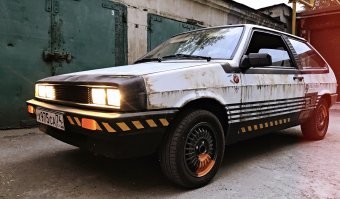 Даже чуть тюнингованная 8-ка в то время выглядела более современно.
Мерсы, Субару, Тойоты и Бэхи лучше по экстерьеру.
Ощуще7ние, что они решили переплюнуть не их, а Сааб.