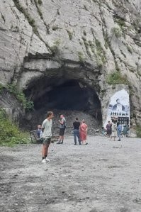 Был в этом году в Кармадоне. Люди помнят. И всё так же задаются вопросом..