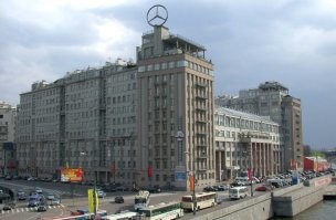 >>> А вы какую рекламу того времени запомнили?

В своё время впечатляло это. Оно еще и крутилось когда-то