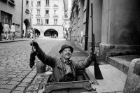 Да и одежда людей, идущих по тротуару, никак не тянет на начало ХХ века.