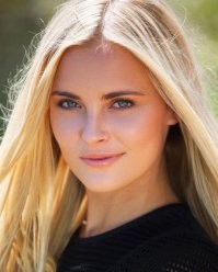 Почему у европеоидов волосы на голове растут, а у негроидов нет?
Про африканскую жару и выпадение шерсти совсем смешно.
По этой логике, все африканские животные должны быть лысые.
Ведь "голая кожа в совокупности с потовыми железами значительно лучше защищала от перегревания". Но кроме слонов (плюсом еще несколько видов) это ни у кого не произошло. Да и ночи в Африке бывают холодными,  можно и замёрзнуть.