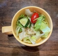 В немецких, греческих и итальянских ресторанах жутко бесит такое. И это частое явление, вот это уе.б.а.нство они называют салат. И не просто салат, а ска, фирменный. У них это фирменный салат. Дебилы, *лять