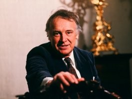Иннокентий Михайлович Смоктуновский.
Советский и российский актёр театра и кино, мастер художественного слова. Герой Социалистического Труда, народный артист СССР, лауреат Ленинской премии и Государственной премии РСФСР им. братьев Васильевых, кавалер трёх орденов Ленина и Великий актёр!!! 
«Великий актёр   это актёр, само пребывание которого на сцене становится фактом искусства... Его поведение отмечено особой притягательной грацией. Она свидетельствует о неповторимости, исключительности его художественной природы. Поэтому точно он сегодня играет или нет, в ударе или не в настроении   не столь важно. Всё равно от него глаз отвести невозможно. Как от Смоктуновского». 
Советский и российский режиссёр, театральный педагог, драматург, профессор   А. Шапиро.