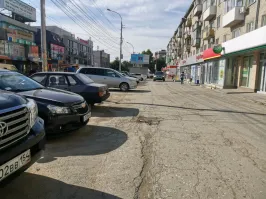 Другого нет.
Там трамвайные пути и ограждение для пешеходов.