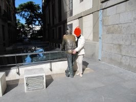 У меня жена тоже подержалась за эту задницу...