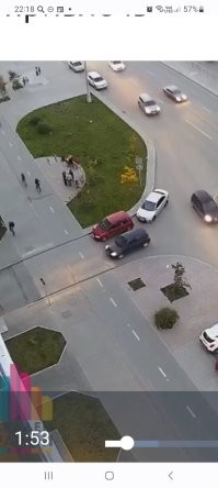 Глаза разуйте,  и вспомните пункт пдд, описывающий термин "уступи дорогу".  Мальчик должен был тормозить или изменять направление чтобы избежать ДТП, значит бабища, с правами,  учившая правила, забила на них болт.