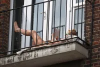 Тема сисек - скрыта: неправильный ракурс и купальник