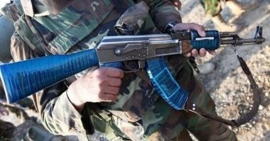 А липкая лента на солнце не нагревается ? Имеет эффект охлаждения и приятно щекотит ноздри ?
 Что за бред я прочел 
А патроны в перевернутом магазина ,только для мамкиных воинов. Типа для быстрой перезарядки.
При перемещении по пластунски ,магазин забивается землей И у тебя полный партроноприемник земли 
Давай ышо идей .