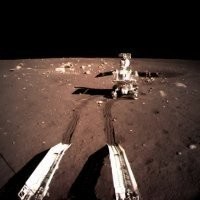 Я всё могу понять про светофильтры на фото и видеокамерах, но вот никаких светофильтров в глазах астронавтов не было, но они в прямом эфире утверждали что ходят по серой пыли.
