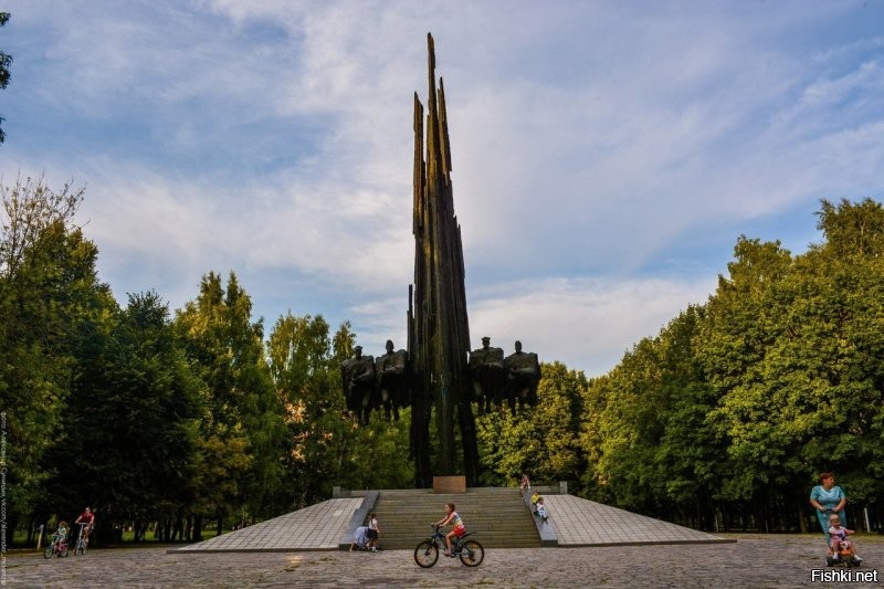Памятник советско-польскому братству по оружию. Памятник, установленный в честь формирования в Рязани и Сельцах в 1943-1944 годах Войска Польского. Располагается на главной площади одноимённого парка в Приокском районе города Рязани.