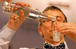 Вот поэтому водку всегда в прозрачной таре продавали....