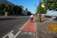 Велополоса фактически неотличима от проезжей части (обозначена только разметкой), а велодорожка отделена от проезжей части как минимум бордюром (или имеет двустороннюю направленность). 
На фото сперва полоса, затем дорожка.